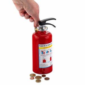 Dłoń wkładająca monety do realistycznej czerwonej sklarbonki Gaśnicy