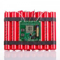 Czerwony budzik stylizowany na dynamit z zegarem cyfrowym