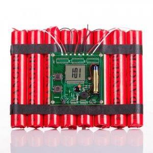 Czerwony budzik stylizowany na dynamit z zegarem cyfrowym