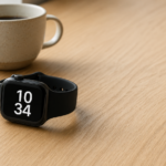 Smartwatch Apple Watch SE 2 w kolorze Midnight na drewnianym biurku obok smartfona – ilustracja do artykułu z opinią