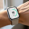 Smartwatch z pomiarem glukozy na nadgarstku – widok ekranu z poziomem cukru