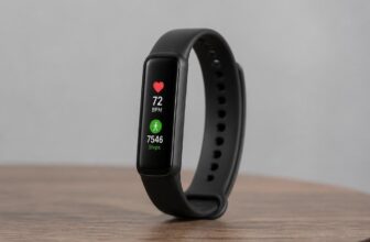 Smukła opaska fitness na stoliku z wyświetlaczem pokazującym tętno i licznik kroków
