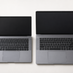 Laptop 14 cali czy 15,6 cala? Co wybrać Dwa laptopy ustawione obok siebie na biurku – mniejszy 14-calowy i większy 15,6-calowy, widoczna różnica w rozmiarze obudowy.