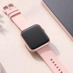 Różowy smartwatch z dużym ekranem obok smartfona – ilustracja do artykułu o smartwatchu Sweet Access